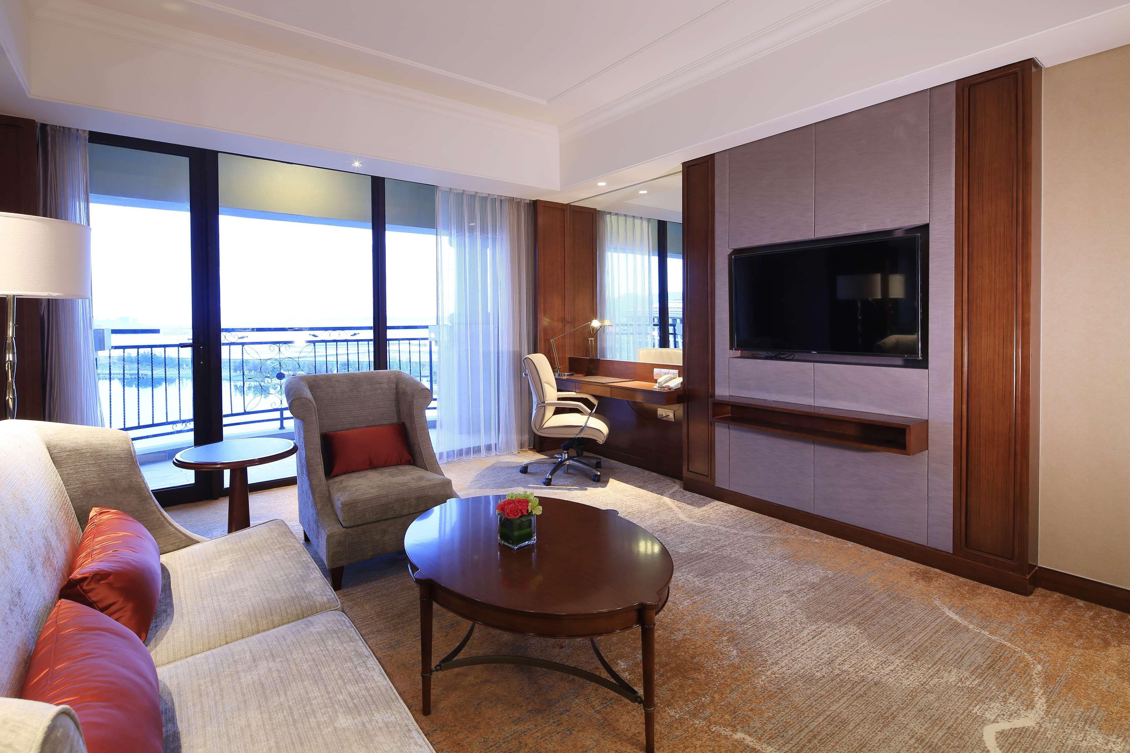 Doubletree By Hilton Ningbo - Chunxiao Hotel Екстериор снимка