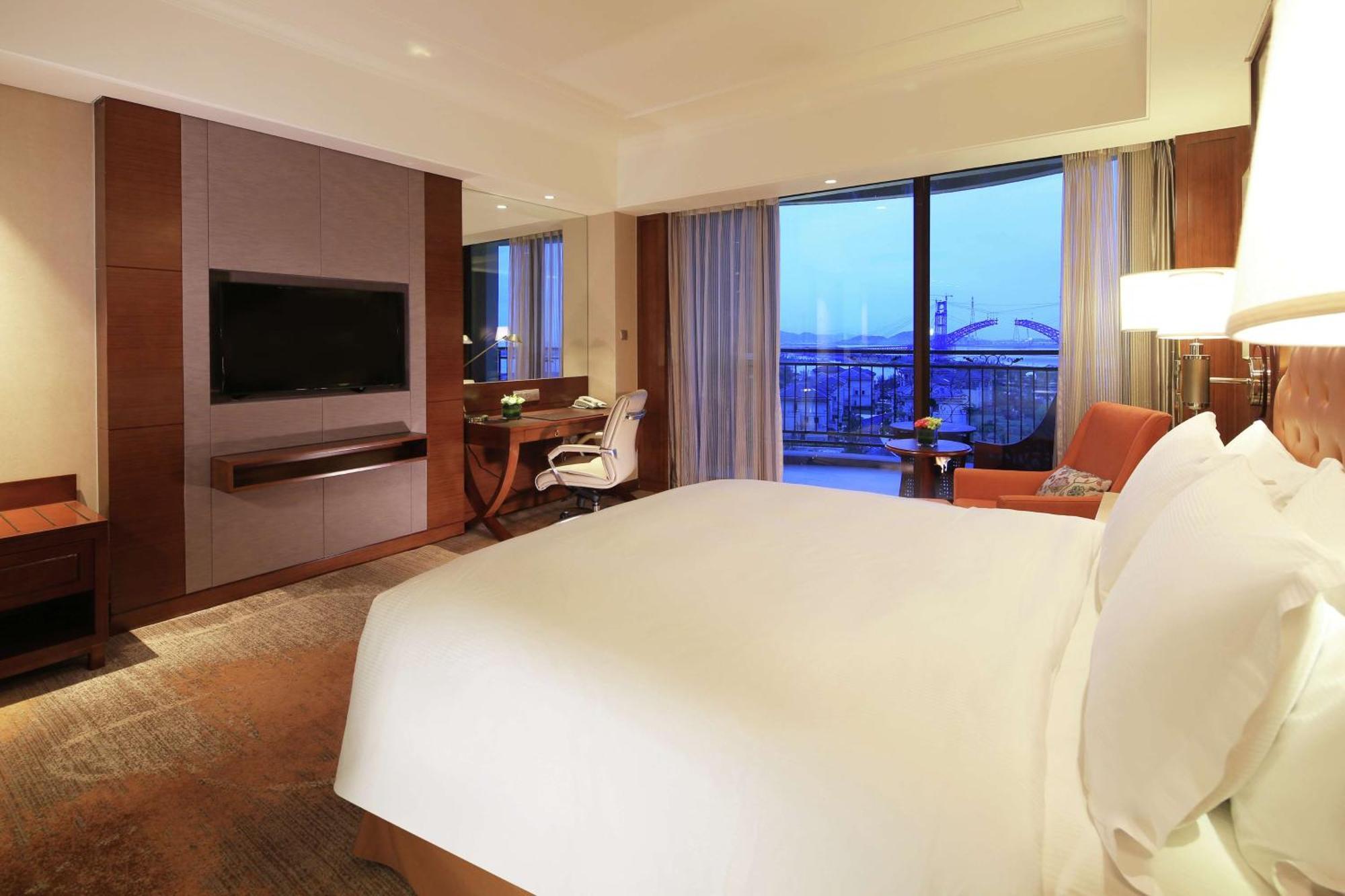 Doubletree By Hilton Ningbo - Chunxiao Hotel Екстериор снимка
